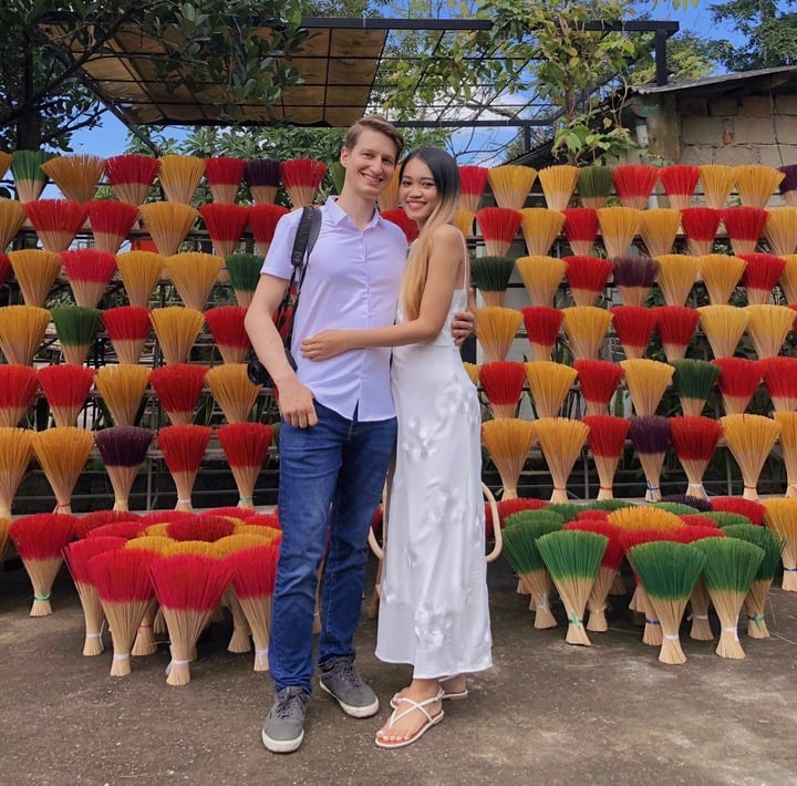 L&agrave;m rể Việt Nam, ch&agrave;ng trai Đức xăng x&aacute;i dọn b&agrave;n thờ, đốt v&agrave;ng m&atilde;, g&oacute;i b&aacute;nh t&eacute;t- Ảnh 2.