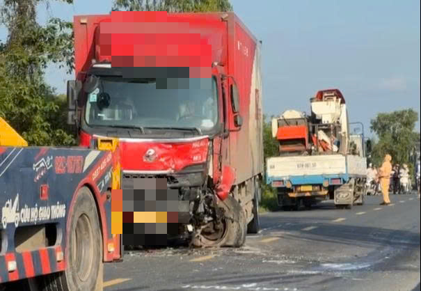 Hiện trường vụ tai nạn giao th&ocirc;ng nghi&ecirc;m trọng ở Long An- Ảnh 6.