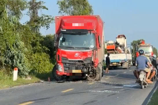 Hiện trường vụ tai nạn giao th&ocirc;ng nghi&ecirc;m trọng ở Long An- Ảnh 4.