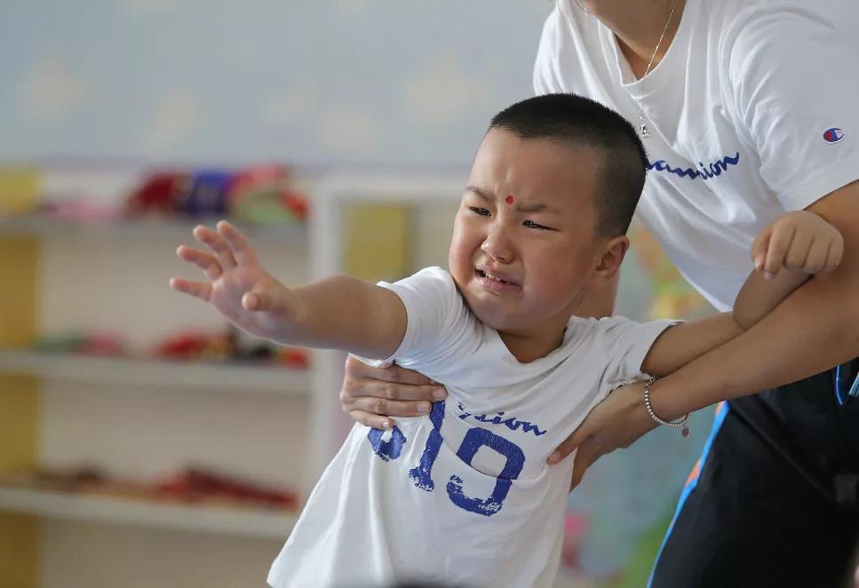 5 dấu hiệu đ&aacute;ng b&aacute;o động cho thấy trẻ c&oacute; EQ cực thấp, cha mẹ đừng l&agrave;m ngơ!- Ảnh 1.