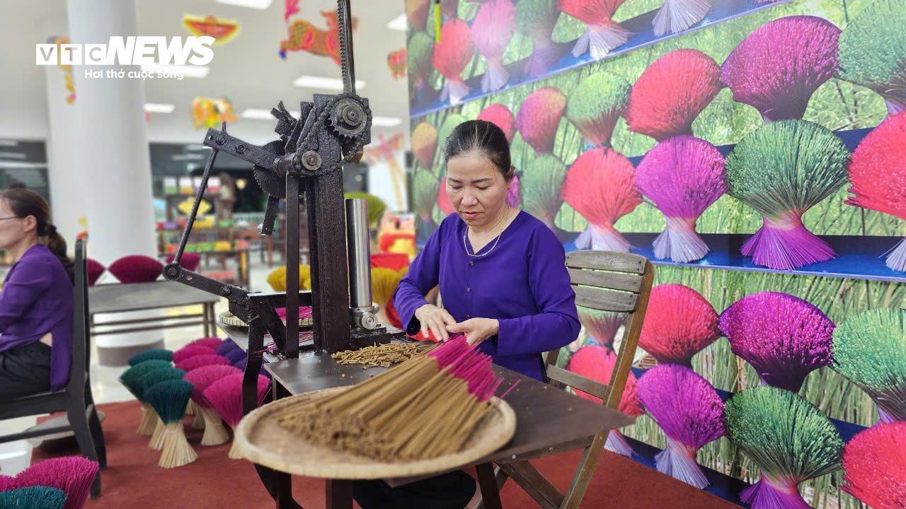 Có gì ở làng sản xuất hương trầm trăm tuổi hút khách du lịch bậc nhất Cố đô Huế?- Ảnh 1.