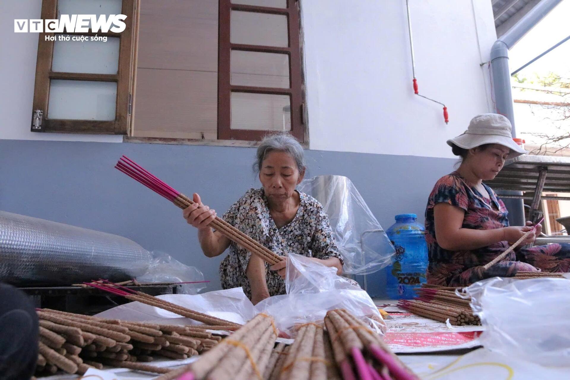 Có gì ở làng sản xuất hương trầm trăm tuổi hút khách du lịch bậc nhất Cố đô Huế?- Ảnh 9.