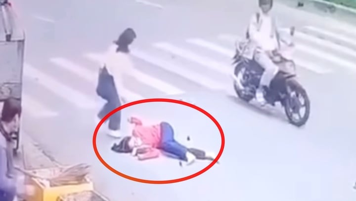 TP.HCM: Truy tìm tài xế xe máy tông người phụ nữ nằm bất động rồi bỏ chạy- Ảnh 1.