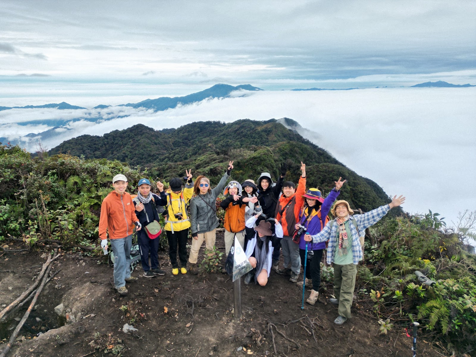 Theo chân trekker xuyên rừng lên đỉnh Sa Mu- Ảnh 14.