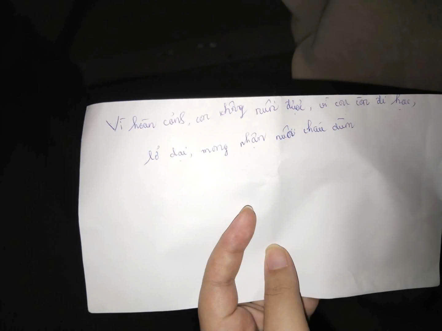 B&eacute; g&aacute;i sơ sinh bị bỏ rơi ở h&agrave;nh lang bệnh viện k&egrave;m mẩu giấy với những d&ograve;ng chữ đầy x&oacute;t xa- Ảnh 2.