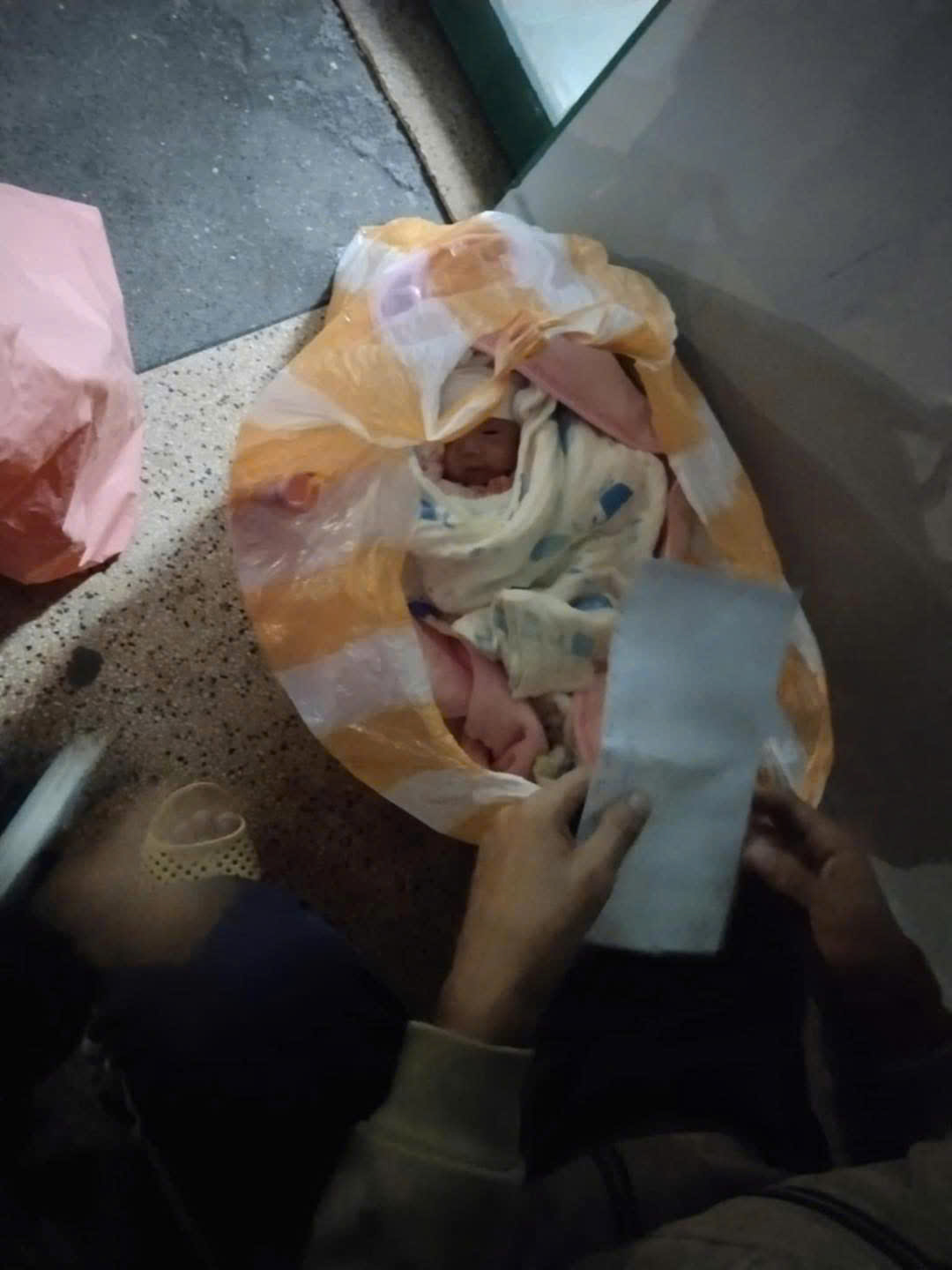 B&eacute; g&aacute;i sơ sinh bị bỏ rơi ở h&agrave;nh lang bệnh viện k&egrave;m mẩu giấy với những d&ograve;ng chữ đầy x&oacute;t xa- Ảnh 1.