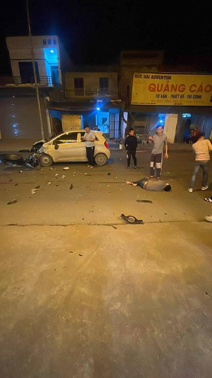 Người lộn 3 v&ograve;ng tr&ecirc;n kh&ocirc;ng sau c&uacute; t&ocirc;ng trực diện v&agrave;o đầu xe &ocirc; t&ocirc;- Ảnh 1.
