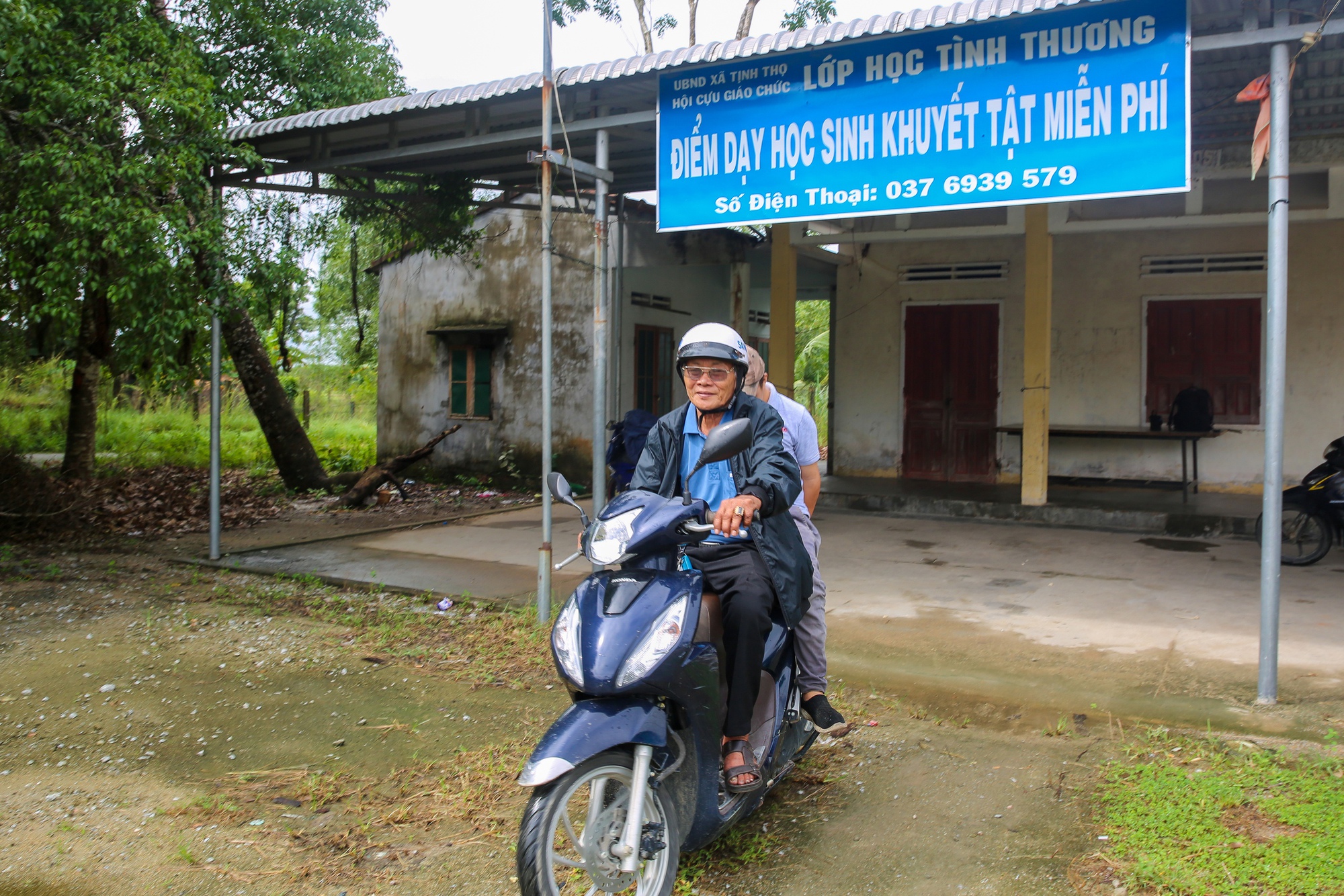 Một thầy giáo về hưu ở Quảng Ngãi "rủ rê" 30 đồng nghiệp, mở một lớp học cho những trẻ em đặc biệt trong thôn- Ảnh 9.