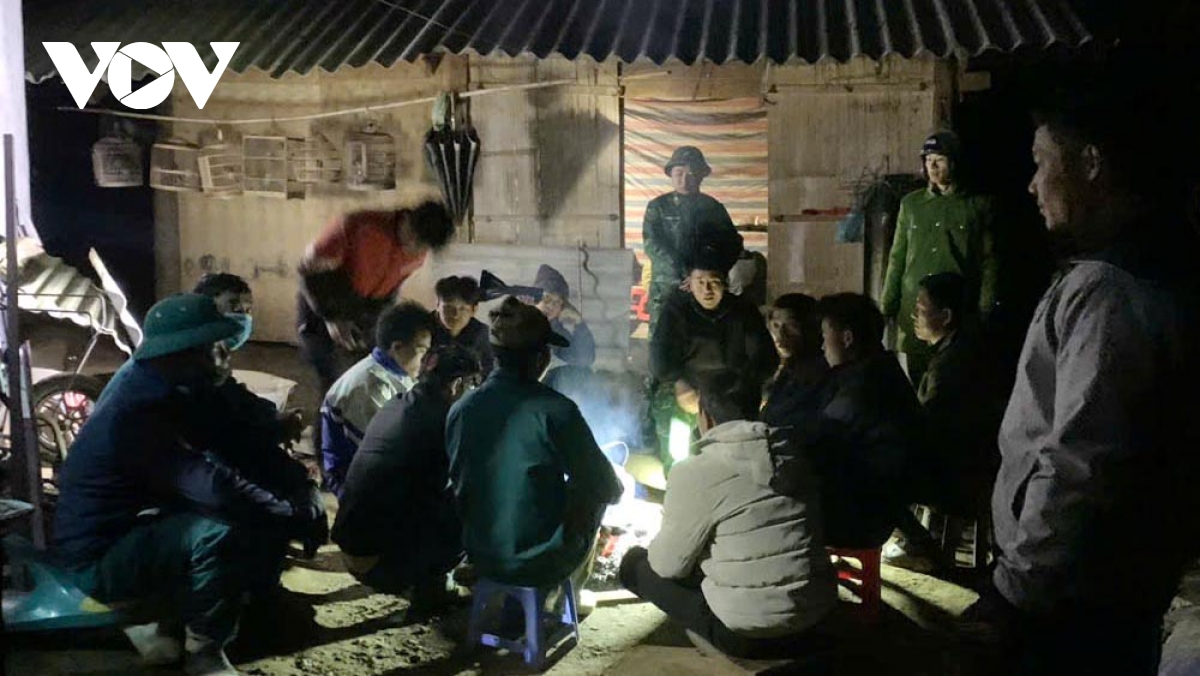 Lai Ch&acirc;u: Ch&aacute;u b&eacute; 2 tuổi đi lạc trong đ&ecirc;m dưới c&aacute;i r&eacute;t 6 độ C- Ảnh 2.