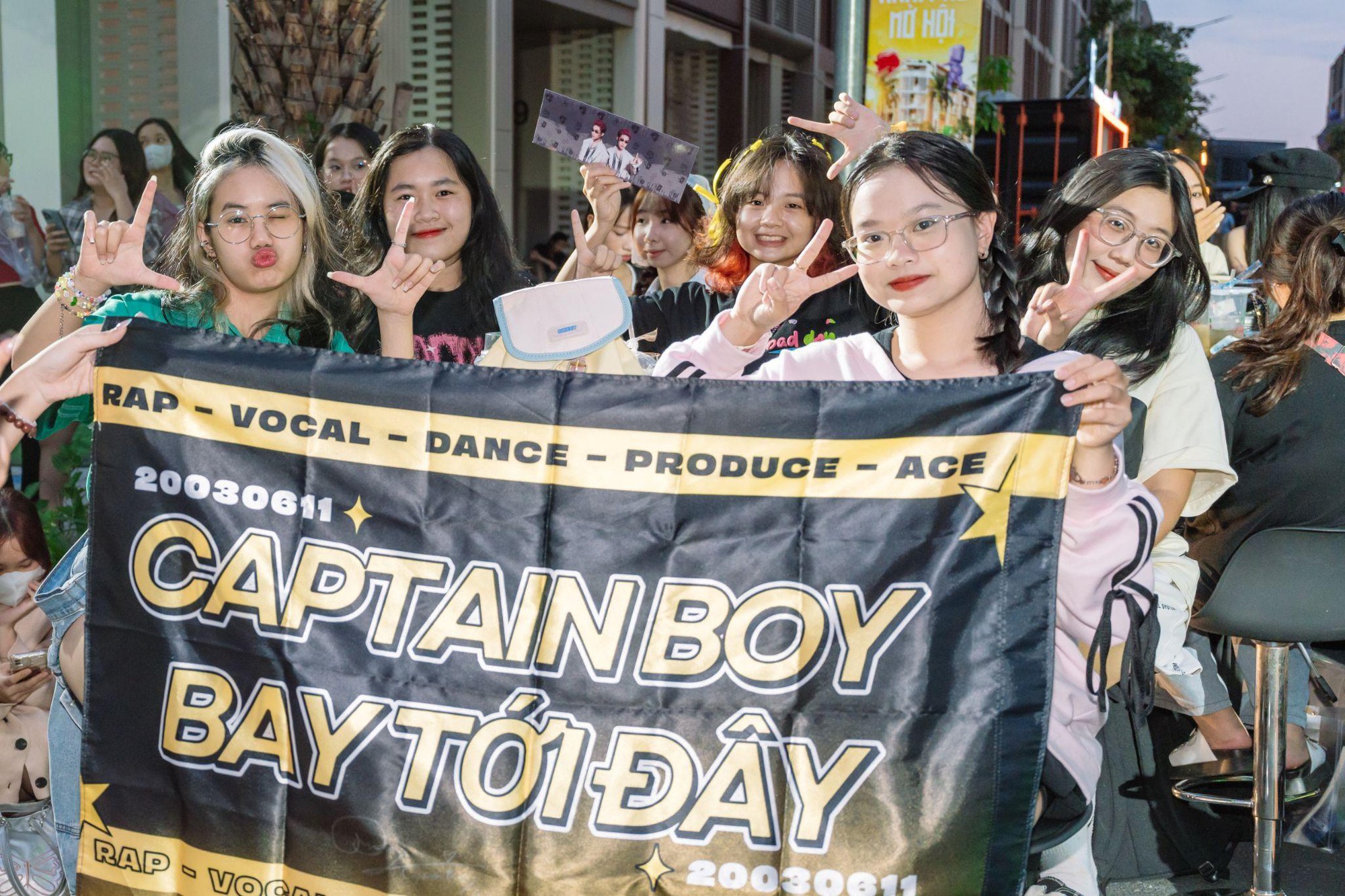 CAPTAINBOY, Liz Kim Cương và MiQ “bay tới” SOHO’s Balcony Show- Ảnh 5.