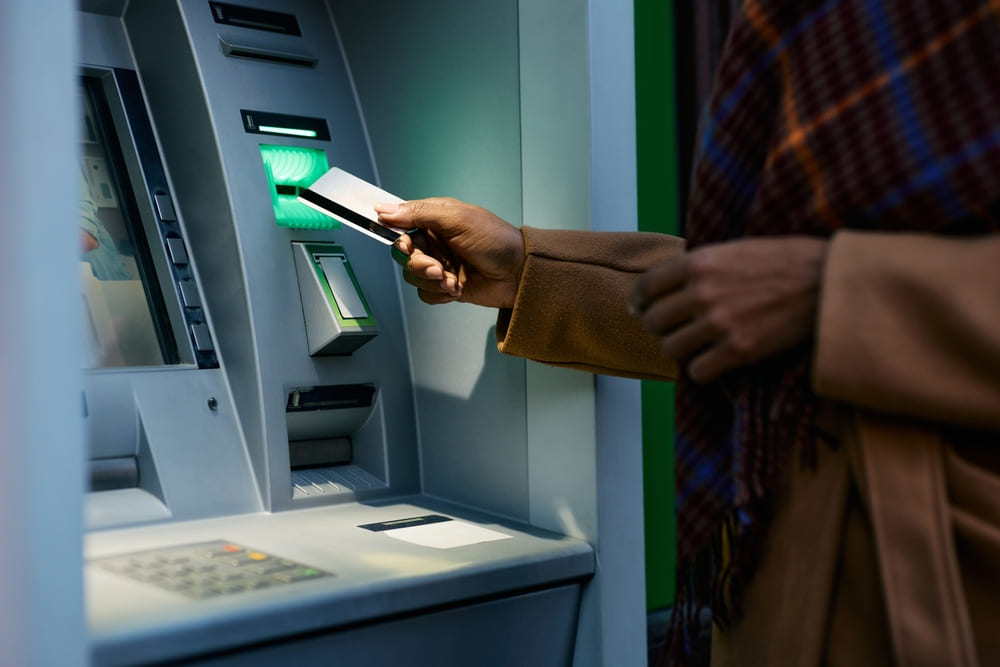 Từ 1/1/2025, trường hợp duy nhất có thể rút tiền tại ATM nếu chưa xác thực sinh trắc học- Ảnh 2.