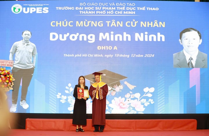 Vợ HLV Dương Minh Ninh rưng rưng nước mắt thay chồng quá cố nhận bằng đại học- Ảnh 1.