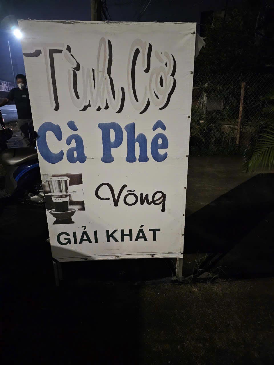 Ập vào quán cafe Tình cờ, công an phát hiện bí mật đáng sợ của chủ quán và khách nam- Ảnh 1.