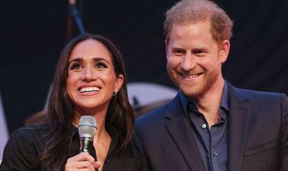 Chuyện tình "tam sao thất bản" của Harry và Meghan, mỗi lần kể lại mâu thuẫn khiến người hâm mộ "chẳng biết đâu mà lần"- Ảnh 1.