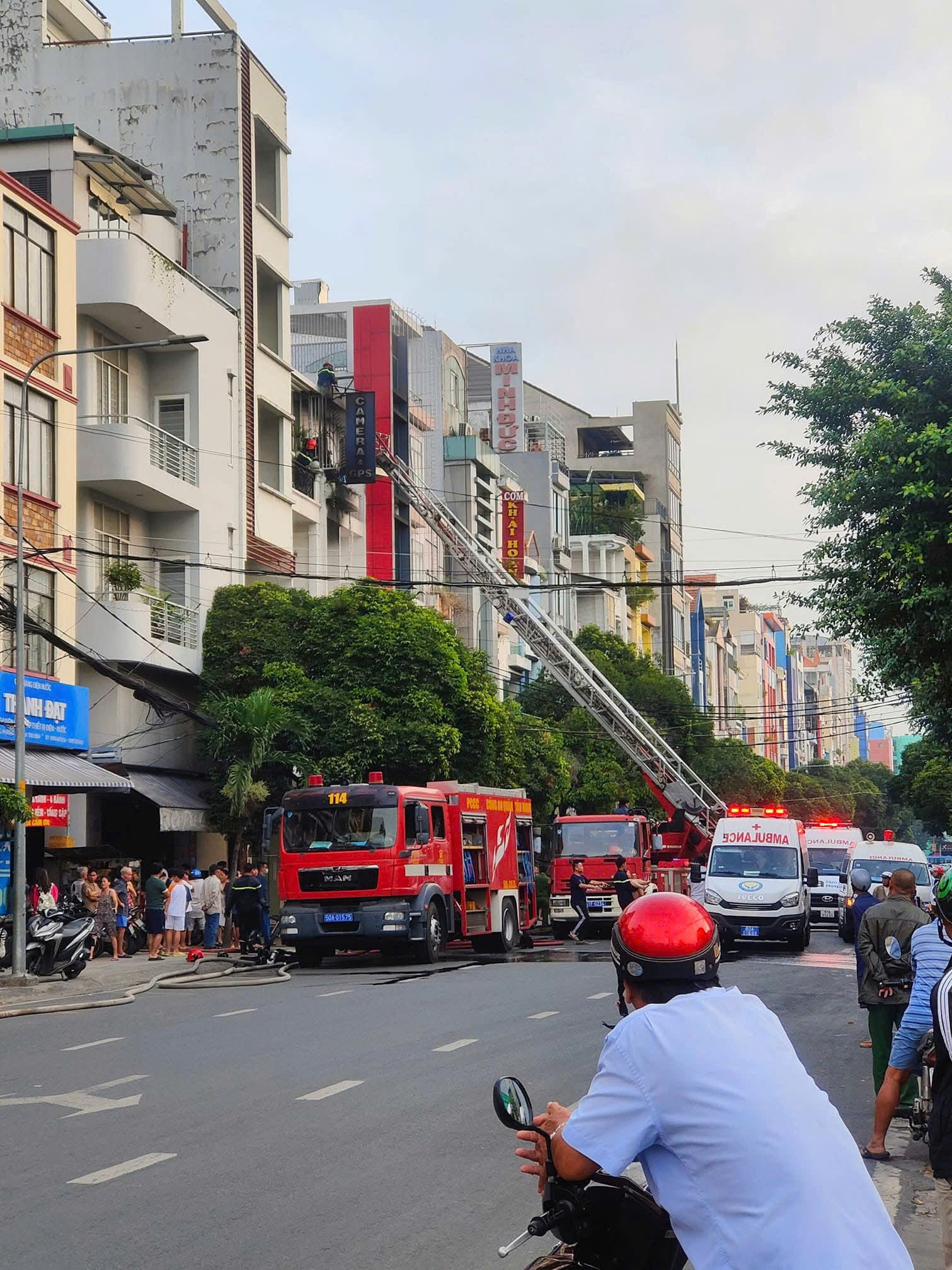 Vụ cháy nhà nhiều tầng ở quận Tân Bình: 2 người tử vong, hơn 10 người phải nhập viện - Ảnh 2.