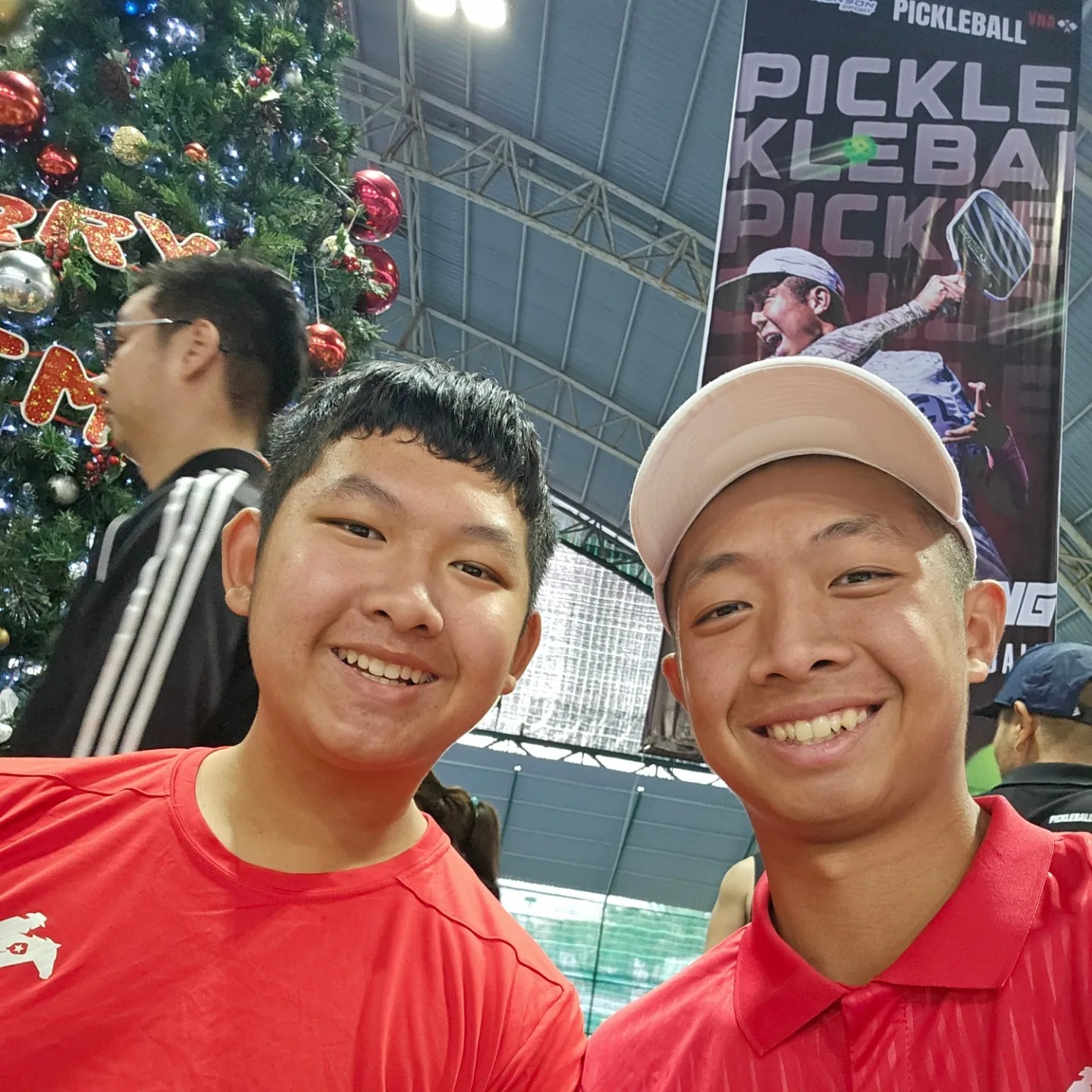 Đỉnh cao trận pickleball giữa anh em Quang Dương và cặp Vinh Hiển - Phúc Huỳnh- Ảnh 1.