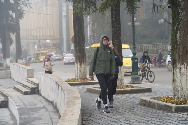 Sương mù bao phủ Sa Pa, du khách kêu 'lạnh quá trời'- Ảnh 7.