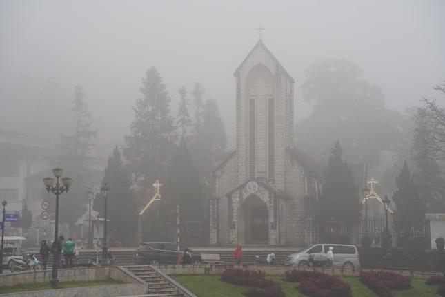 Sương mù bao phủ Sa Pa, du khách kêu 'lạnh quá trời'- Ảnh 8.