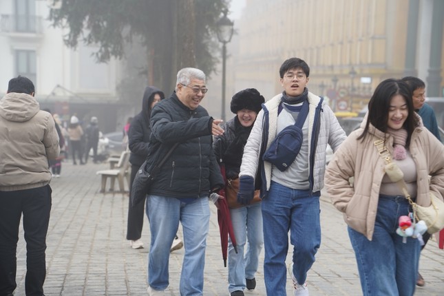 Sương mù bao phủ Sa Pa, du khách kêu 'lạnh quá trời'- Ảnh 11.