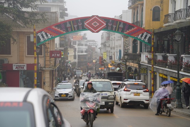 Sương mù bao phủ Sa Pa, du khách kêu 'lạnh quá trời'- Ảnh 10.