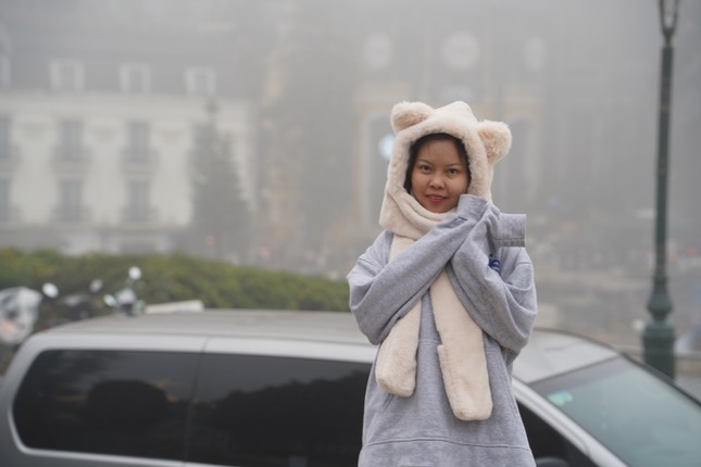Sương mù bao phủ Sa Pa, du khách kêu 'lạnh quá trời'- Ảnh 6.