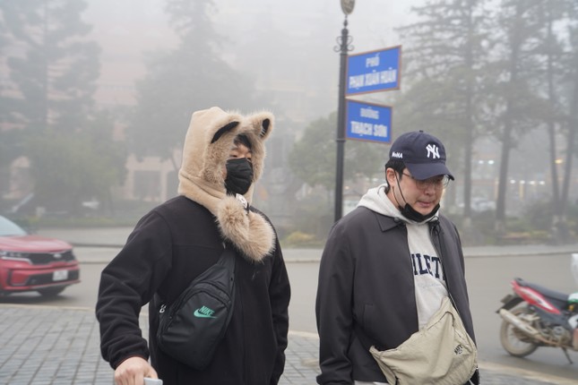 Sương mù bao phủ Sa Pa, du khách kêu 'lạnh quá trời'- Ảnh 13.