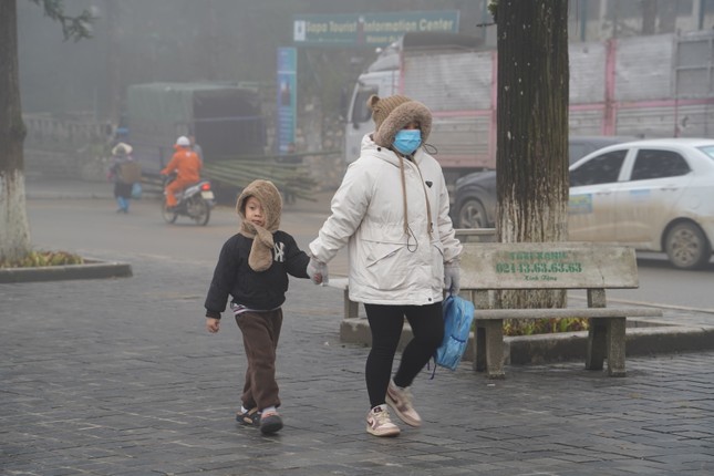 Sương mù bao phủ Sa Pa, du khách kêu 'lạnh quá trời'- Ảnh 14.