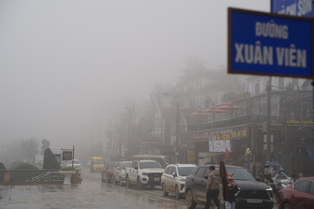 Sương mù bao phủ Sa Pa, du khách kêu 'lạnh quá trời'- Ảnh 9.