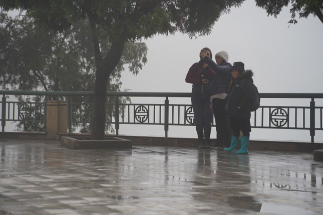 Sương mù bao phủ Sa Pa, du khách kêu 'lạnh quá trời'- Ảnh 3.