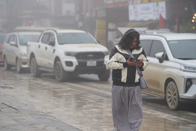 Sương mù bao phủ Sa Pa, du khách kêu 'lạnh quá trời'- Ảnh 5.