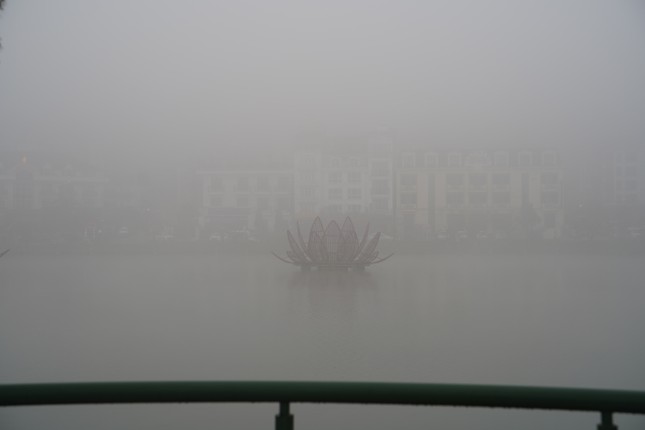 Sương mù bao phủ Sa Pa, du khách kêu 'lạnh quá trời'- Ảnh 2.