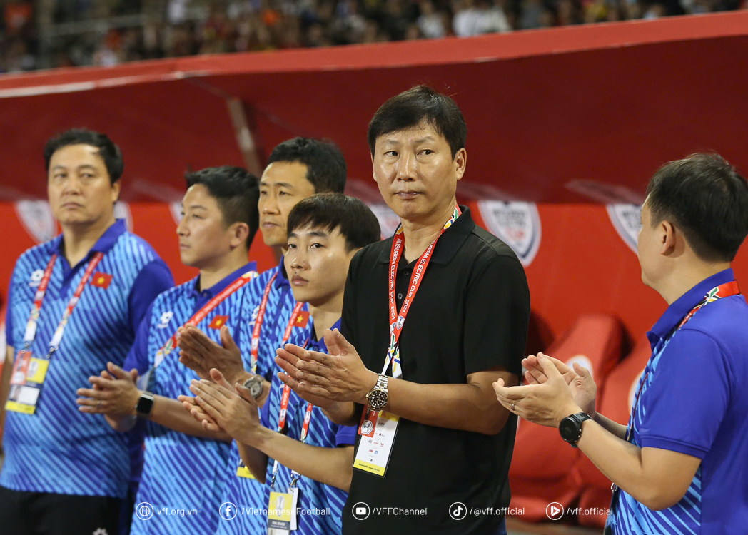 AFF Cup: Tuyển Việt Nam “chết hụt” vì tính sai, nhưng HLV Kim Sang-sik đã tìm ra đường “tái sinh”?- Ảnh 1.