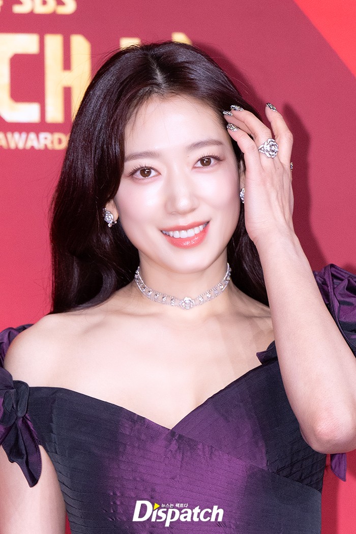 "Công chúa" Park Shin Hye lấn át Jang Nara nhạt nhòa, bồ cũ Jisoo hóa nam thần trên thảm đỏ SBS Drama Awards 2024- Ảnh 3.