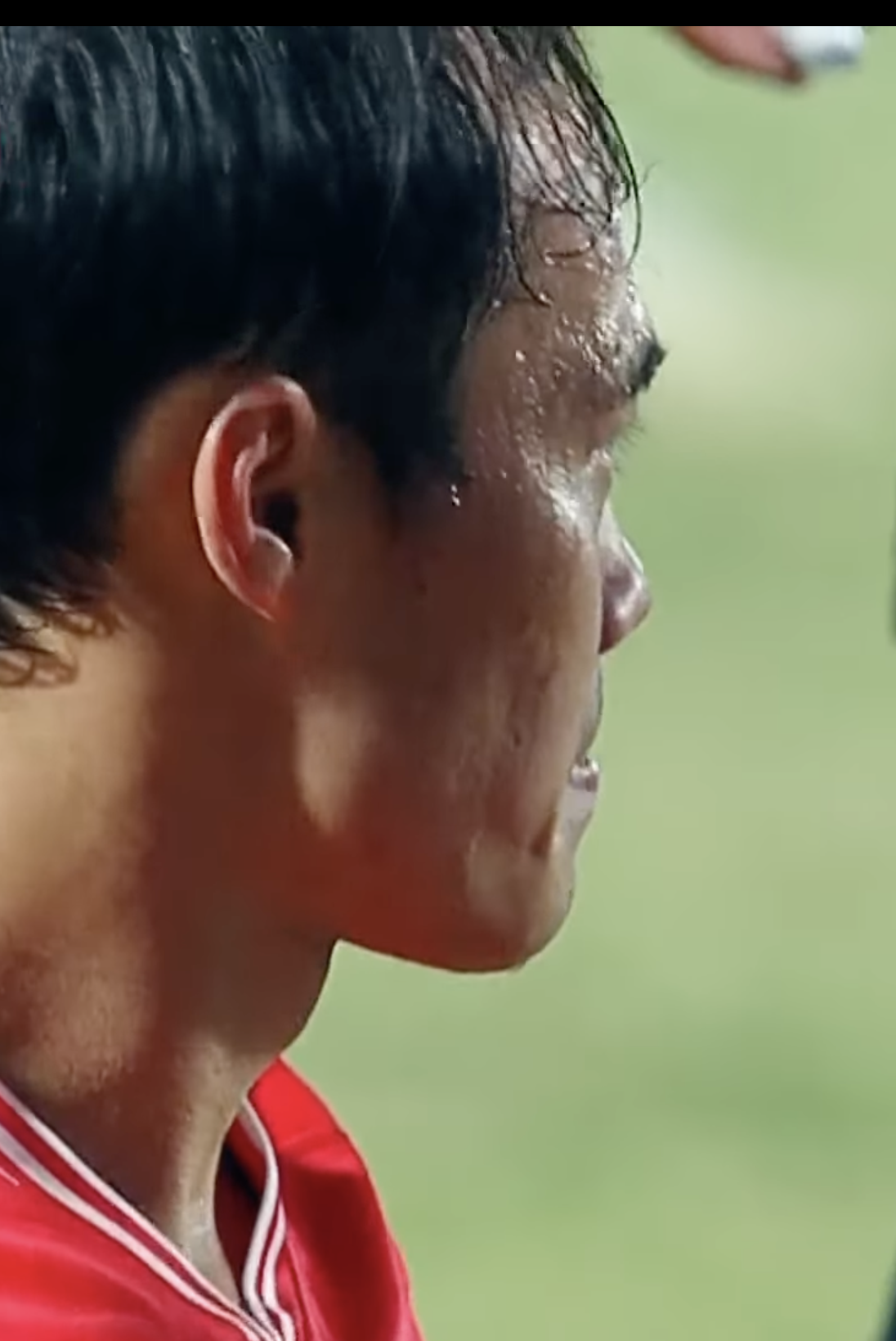 Văn Toàn bị đốn như đốn củi, rớm nước mắt khi rời sân bằng cáng trong trận đấu của ĐT Việt Nam- Ảnh 2. Văn Toàn bị đốn như đốn củi, rớm nước mắt khi rời sân bằng cáng trong trận đấu của ĐT Việt Nam- Ảnh 2.