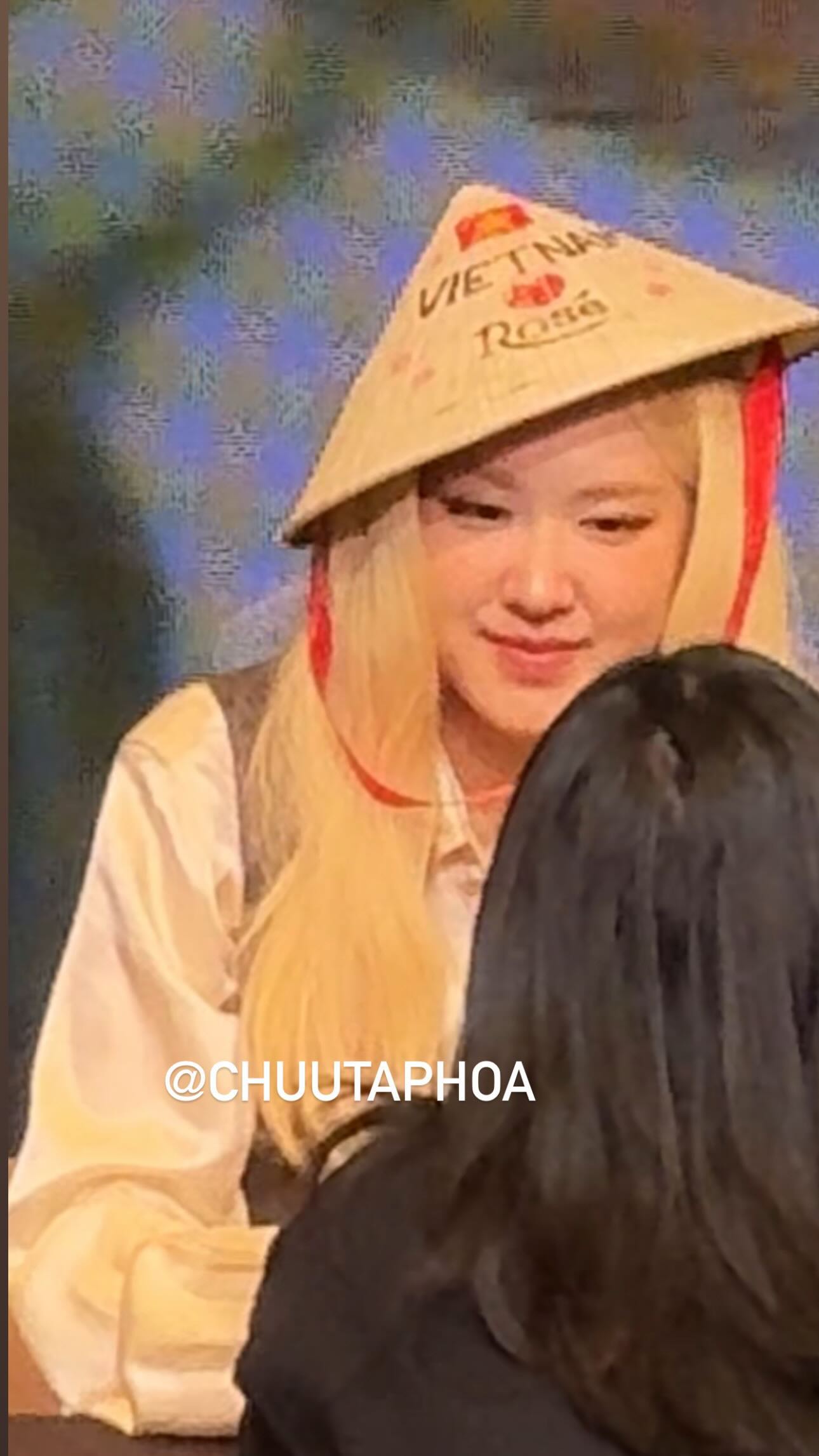 Rosé đội nón lá trong buổi fansign, chắc nịch đúng 2 từ về chuyện trở lại Việt Nam- Ảnh 6.