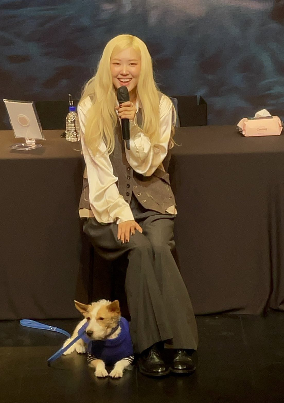 Rosé đội nón lá trong buổi fansign, chắc nịch đúng 2 từ về chuyện trở lại Việt Nam- Ảnh 3.