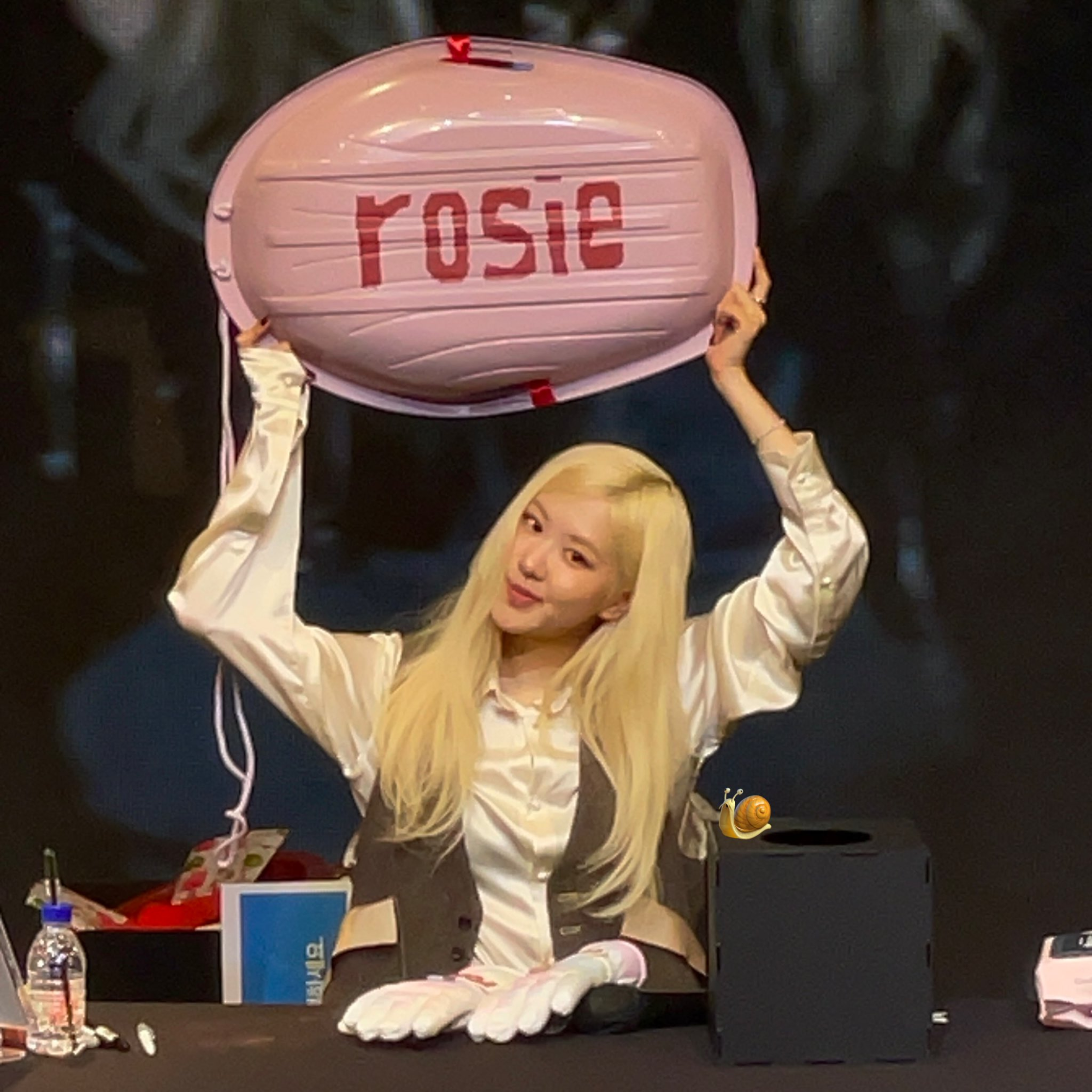 Rosé đội nón lá trong buổi fansign, chắc nịch đúng 2 từ về chuyện trở lại Việt Nam- Ảnh 1.