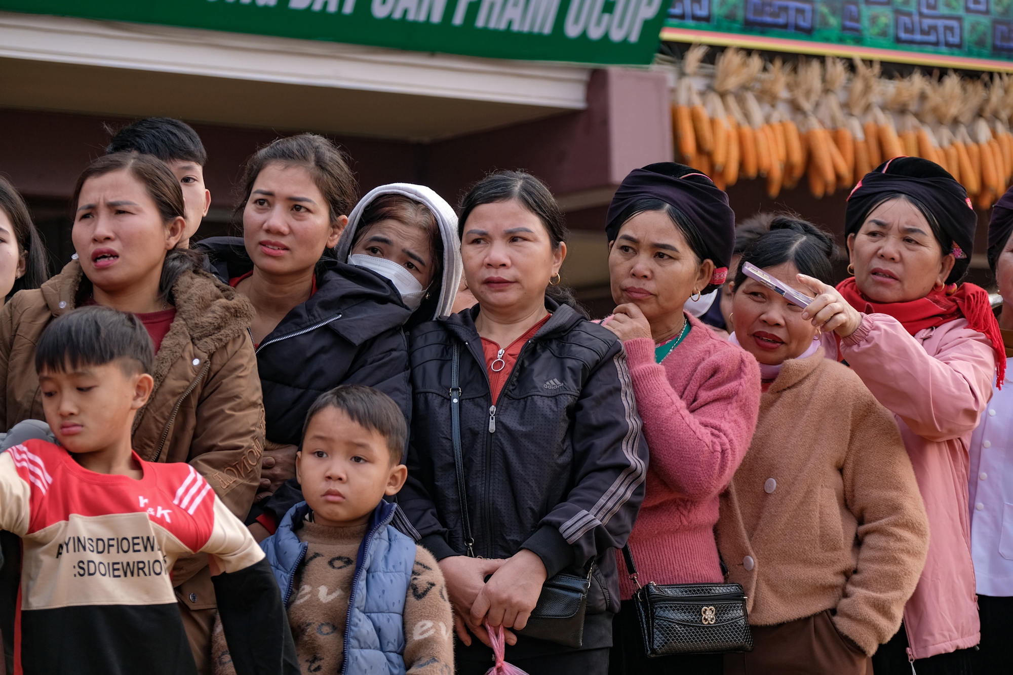 Làng Nủ sáng nay: Vui ngày "hồi sinh", bà con nô nức dậy từ sớm để về nhà mới- Ảnh 2.