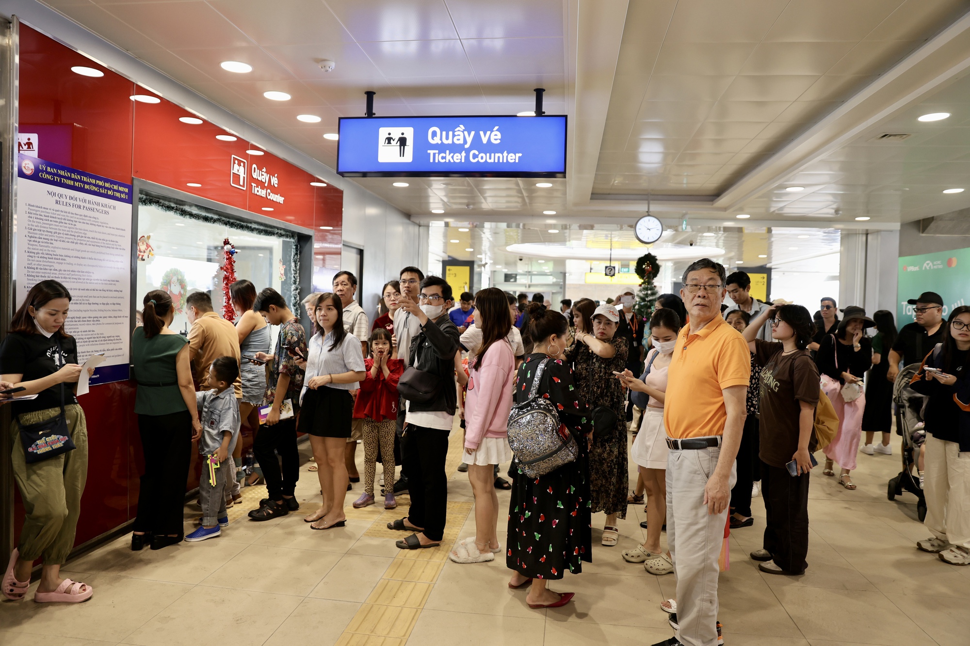 Cả TP.HCM đổ về Metro số 1:  Người dân xếp hàng dài cả km chờ lên tàu, có nhà lặn lội 5 giờ sáng từ Long An lên để "đi thử một lần trong đời"- Ảnh 9.