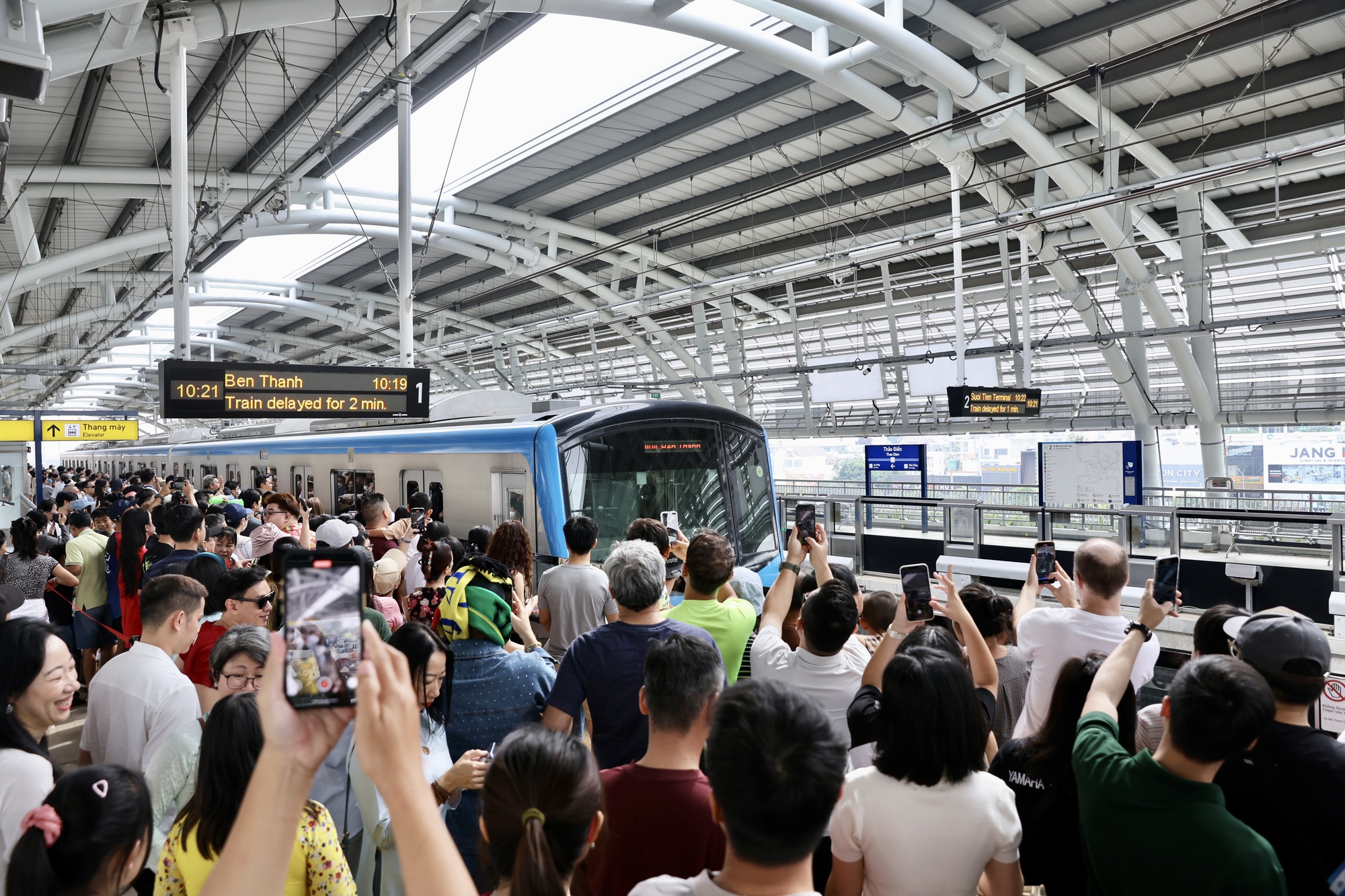 Cả TP.HCM đổ về Metro số 1:  Người dân xếp hàng dài cả km chờ lên tàu, có nhà lặn lội 5 giờ sáng từ Long An lên để "đi thử một lần trong đời"- Ảnh 8.