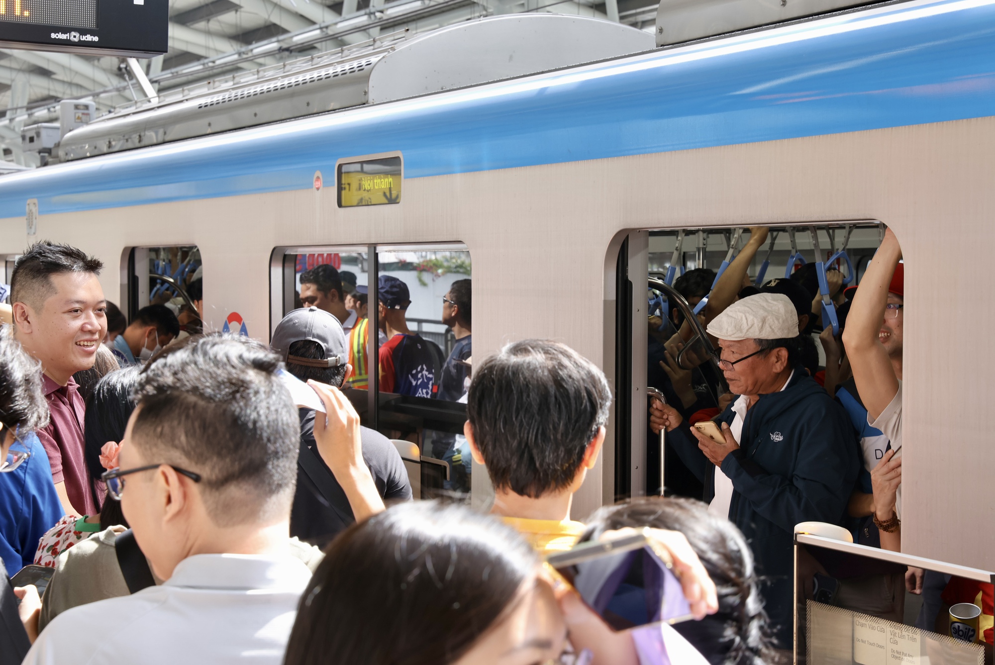 Cả TP.HCM đổ về Metro số 1:  Người dân xếp hàng dài cả km chờ lên tàu, có nhà lặn lội 5 giờ sáng từ Long An lên để "đi thử một lần trong đời"- Ảnh 6.