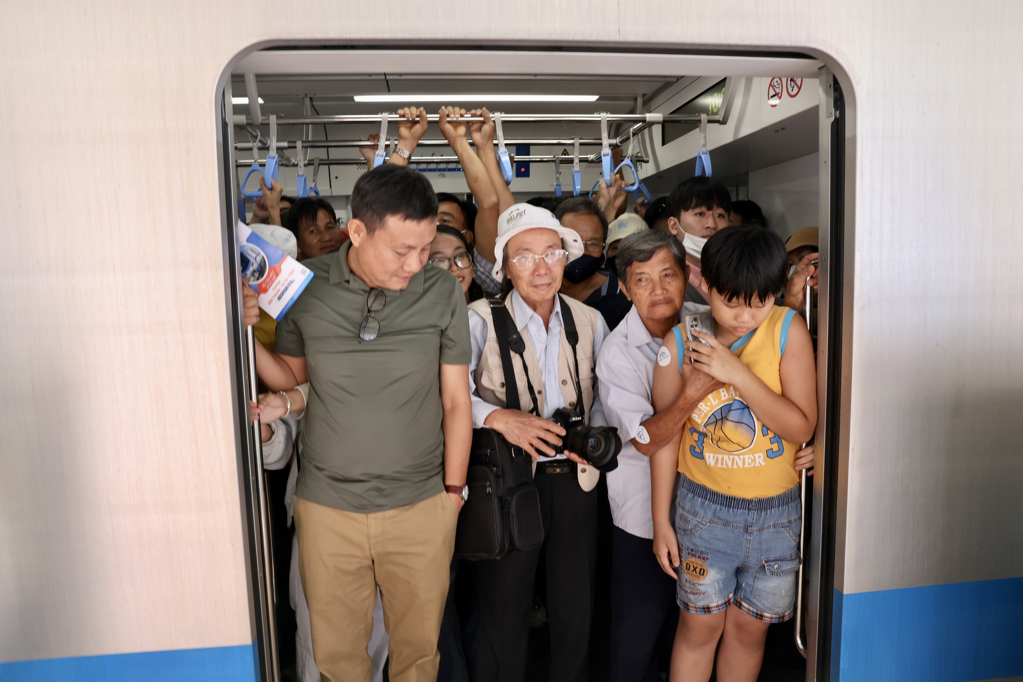 Cả TP.HCM đổ về Metro số 1:  Người dân xếp hàng dài cả km chờ lên tàu, có nhà lặn lội 5 giờ sáng từ Long An lên để "đi thử một lần trong đời"- Ảnh 5.