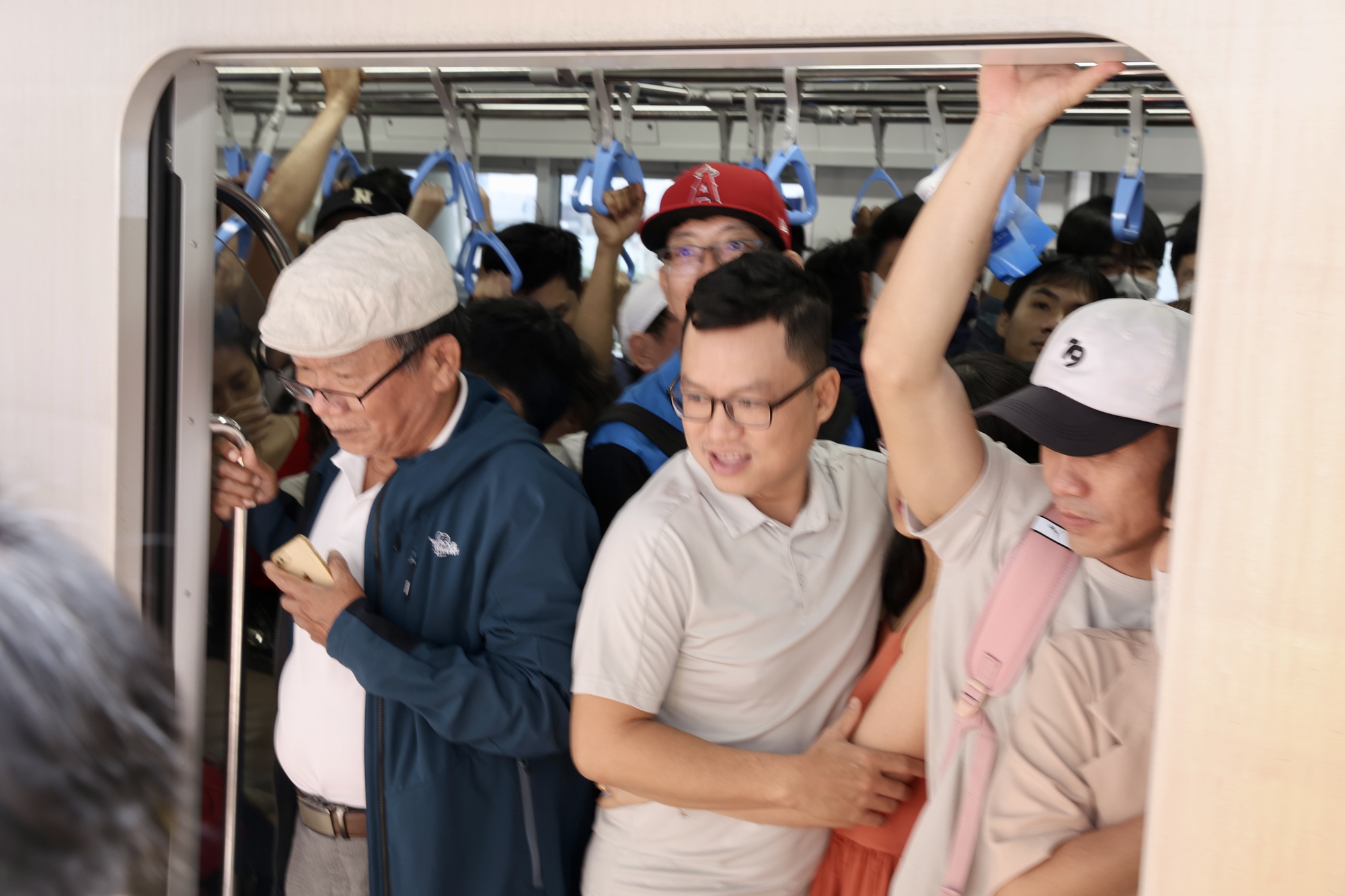 Cả TP.HCM đổ về Metro số 1:  Người dân xếp hàng dài cả km chờ lên tàu, có nhà lặn lội 5 giờ sáng từ Long An lên để "đi thử một lần trong đời"- Ảnh 4.