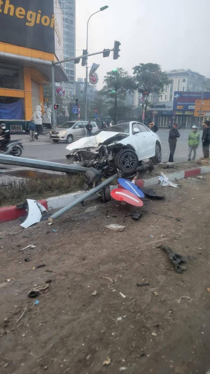 10 gi&acirc;y ghi lại cảnh Mercedes lao thẳng v&agrave;o dải ph&acirc;n c&aacute;ch, chẻ đ&ocirc;i đầu xe ở H&agrave; Đ&ocirc;ng l&uacute;c rạng s&aacute;ng khiến nhiều người b&agrave;ng ho&agrave;ng- Ảnh 2.