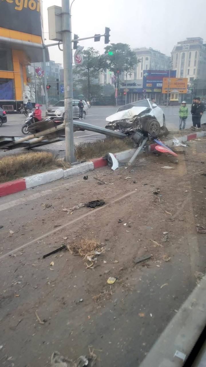 10 gi&acirc;y ghi lại cảnh Mercedes lao thẳng v&agrave;o dải ph&acirc;n c&aacute;ch, chẻ đ&ocirc;i đầu xe ở H&agrave; Đ&ocirc;ng l&uacute;c rạng s&aacute;ng khiến nhiều người b&agrave;ng ho&agrave;ng- Ảnh 1.
