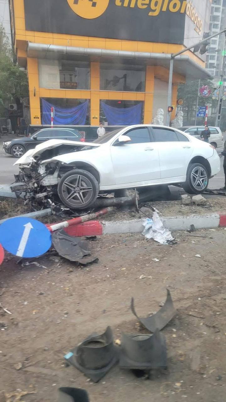 10 gi&acirc;y ghi lại cảnh Mercedes lao thẳng v&agrave;o dải ph&acirc;n c&aacute;ch, chẻ đ&ocirc;i đầu xe ở H&agrave; Đ&ocirc;ng l&uacute;c rạng s&aacute;ng khiến nhiều người b&agrave;ng ho&agrave;ng- Ảnh 3.