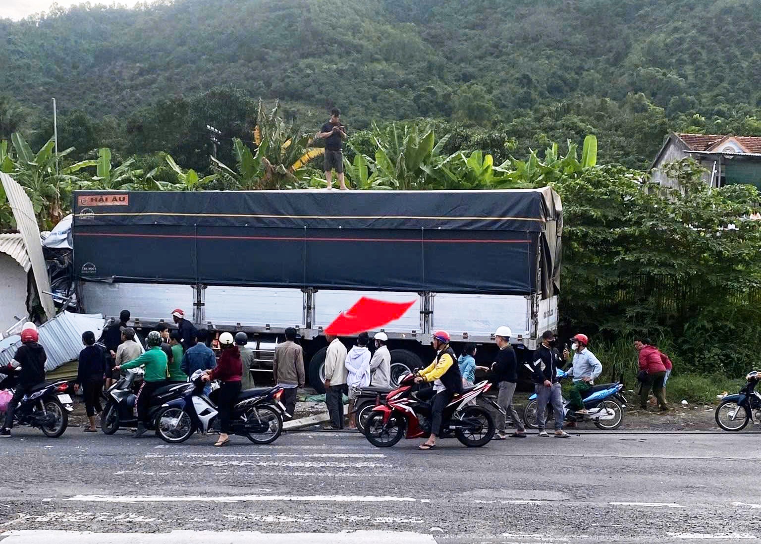 Hiện trường tai nạn liên hoàn nghiêm trọng, ô tô lao vào nhà dân ở Khánh Hoà- Ảnh 2.