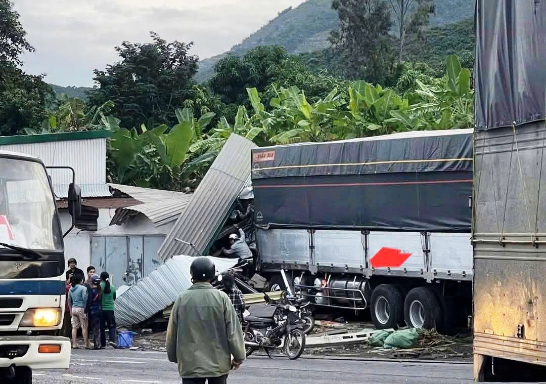 Hiện trường tai nạn liên hoàn nghiêm trọng, ô tô lao vào nhà dân ở Khánh Hoà- Ảnh 4.