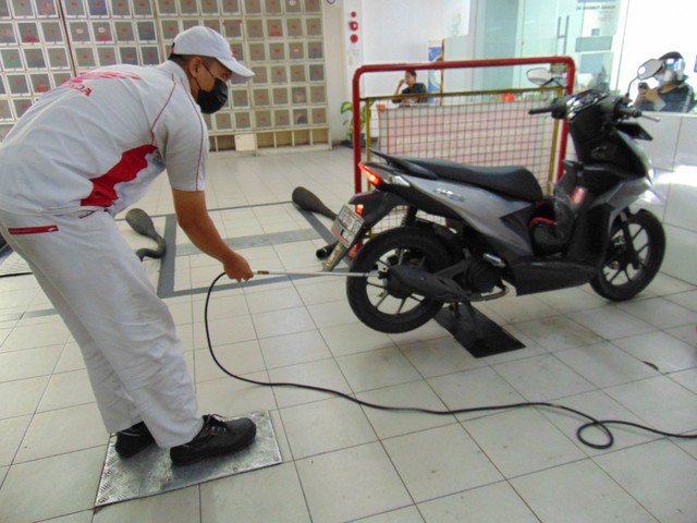 Quy định mới bắt buộc với h&agrave;ng chục triệu xe m&aacute;y từ 1/1/2025: Bao nhi&ecirc;u l&acirc;u phải xếp h&agrave;ng một lần?- Ảnh 2.