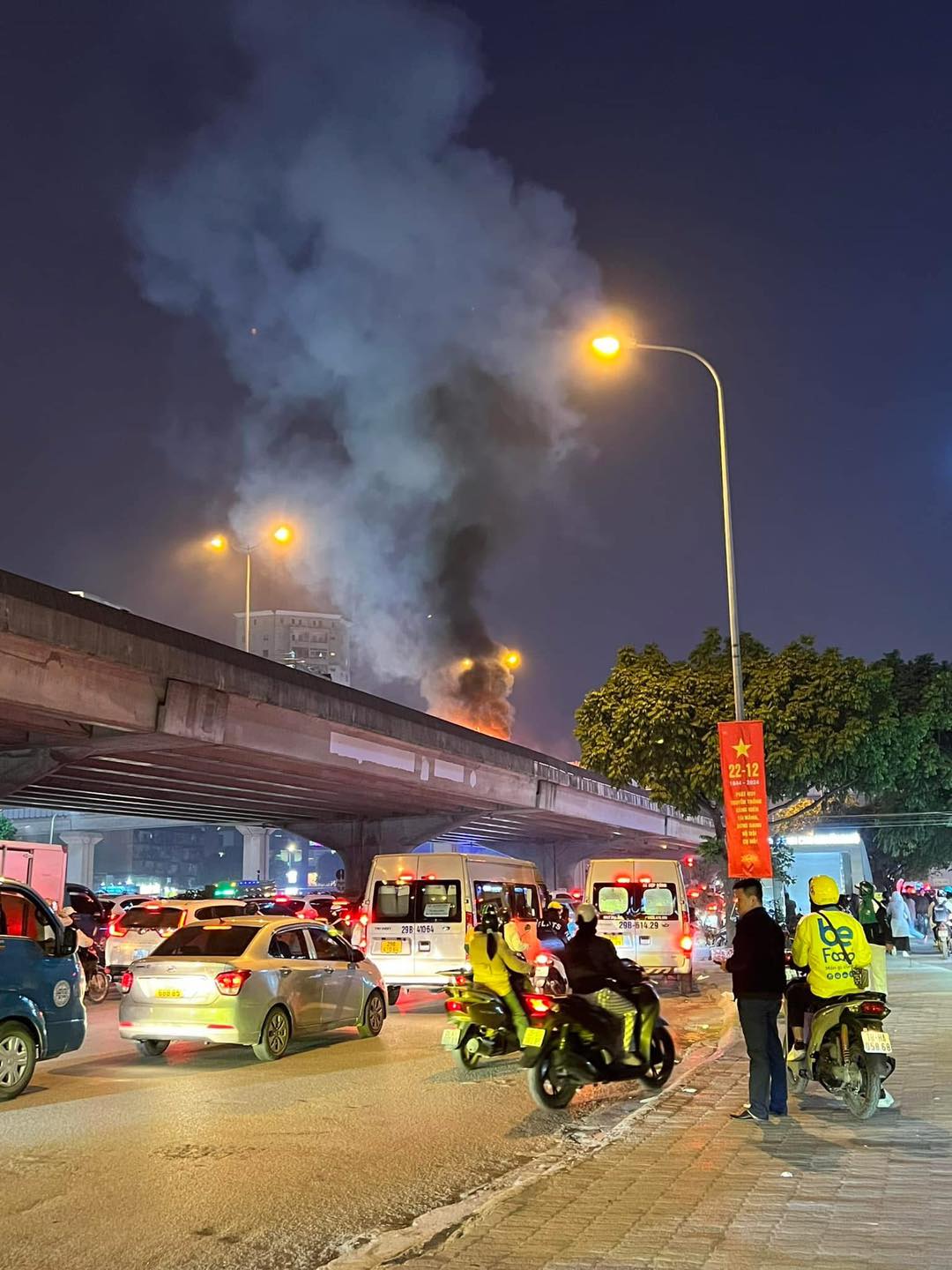H&agrave; Nội: Xe &ocirc; t&ocirc; tải bốc ch&aacute;y dữ dội tại đường V&agrave;nh đai 3 tr&ecirc;n cao- Ảnh 1.